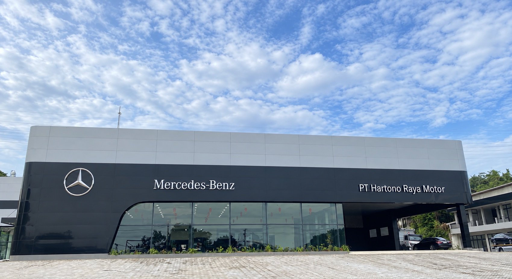 ACP facade of the Mercedes-Benz Hartono Raya Motor showroom in Semarang by SPS