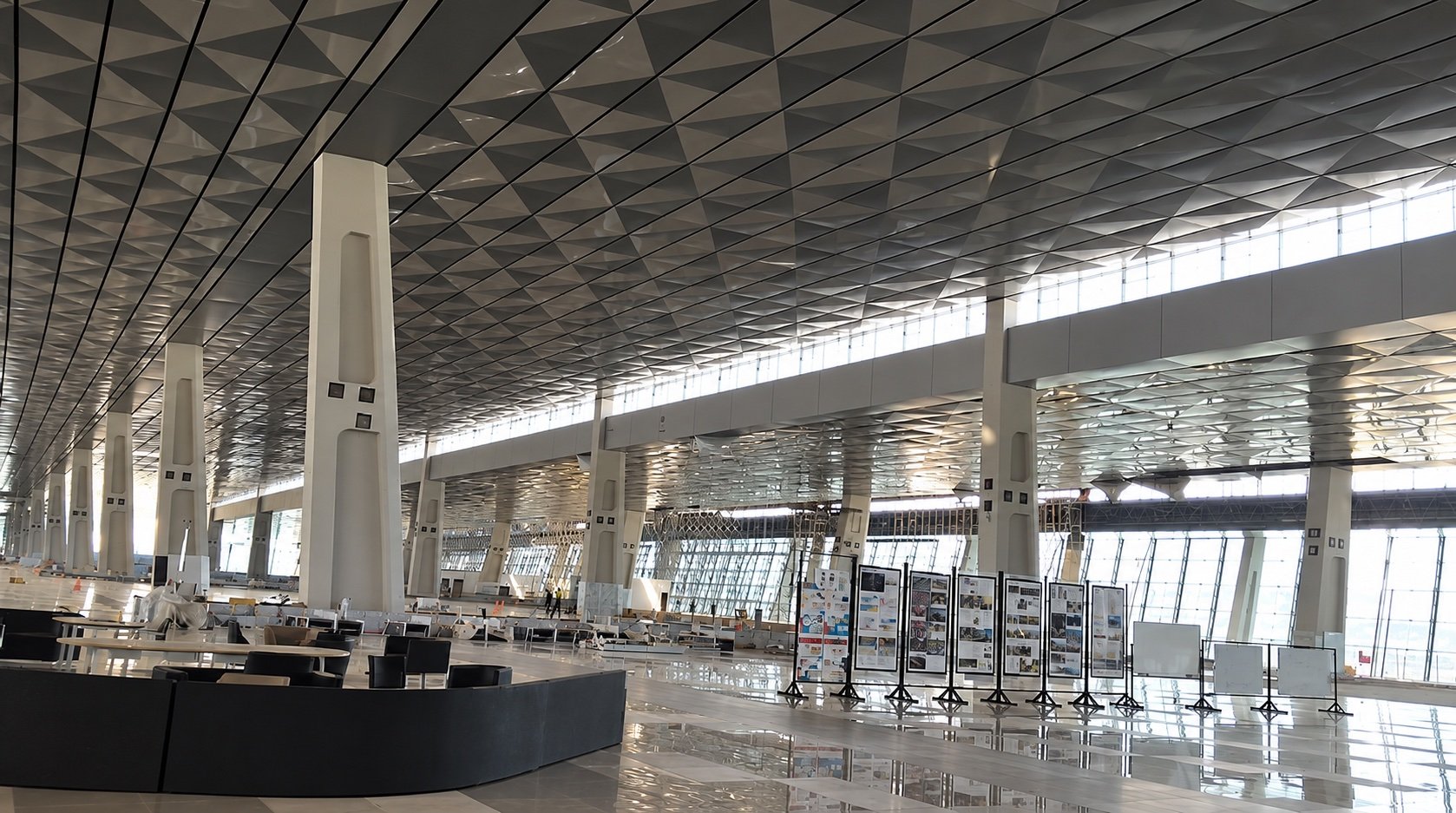 Curtain wall kaca Terminal 3 Bandara Soekarno-Hatta yang dikerjakan SPS